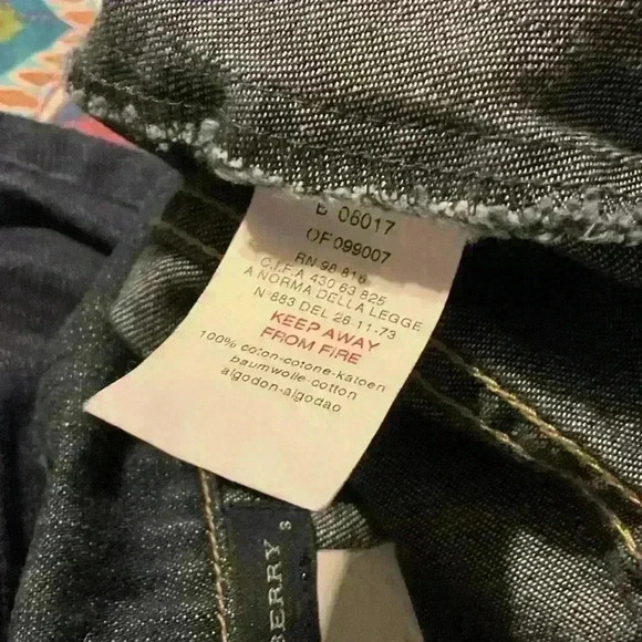Burberry kids Jean jacket. Missing snap on left sleeve. Size 3. - Picture 11 of 12